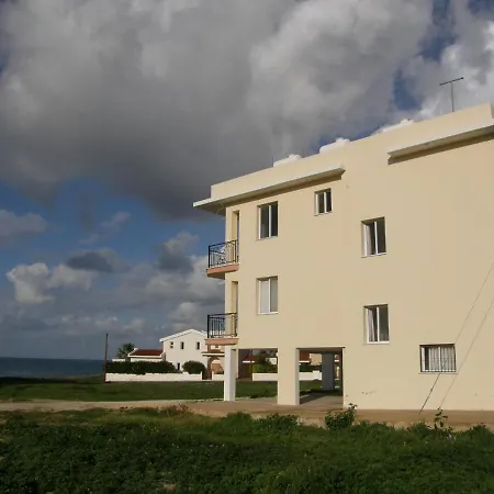 Athena And The Owl Beachside 住宿加早餐酒店 Paphos