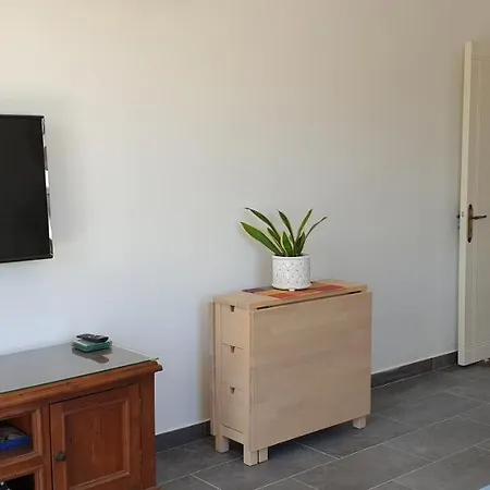 B&B Athena And The Owl Beachside 파포스